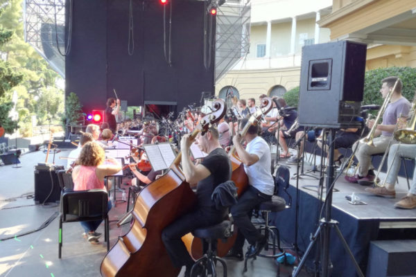Atriles, sillas, banquetas y tarimas –además de instrumentos sinfónicos—para la gira de Miguel Ríos. Ensayo en Festival de Pedralbes, Barcelona, junio 2018.