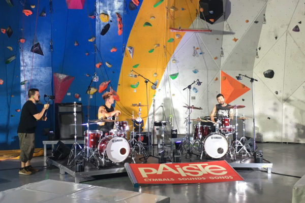 Yamaha e Paiste são duas das marcas com as quais temos acordos para apoiar os endossantes. Gravação de videoclipe de Deivhook e sua banda no Sputnik Climbing, Alcobendas, junho de 2017.